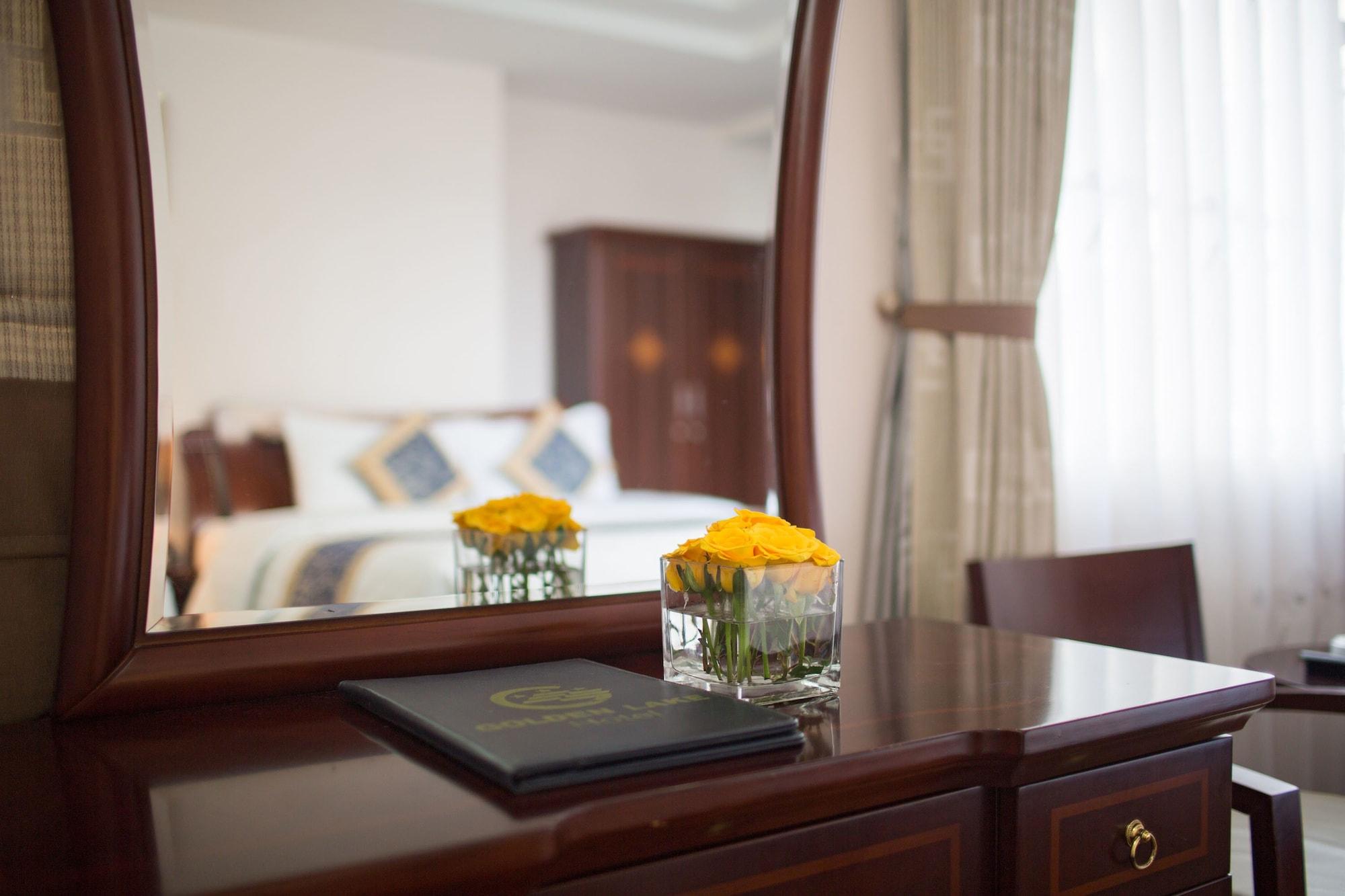 Lakeside Palace Hotel Hanoi Bagian luar foto