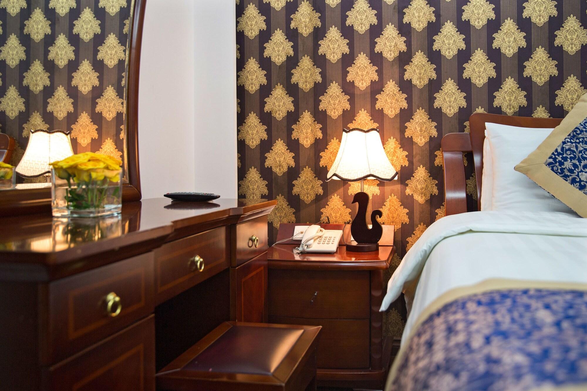 Lakeside Palace Hotel Hanoi Bagian luar foto