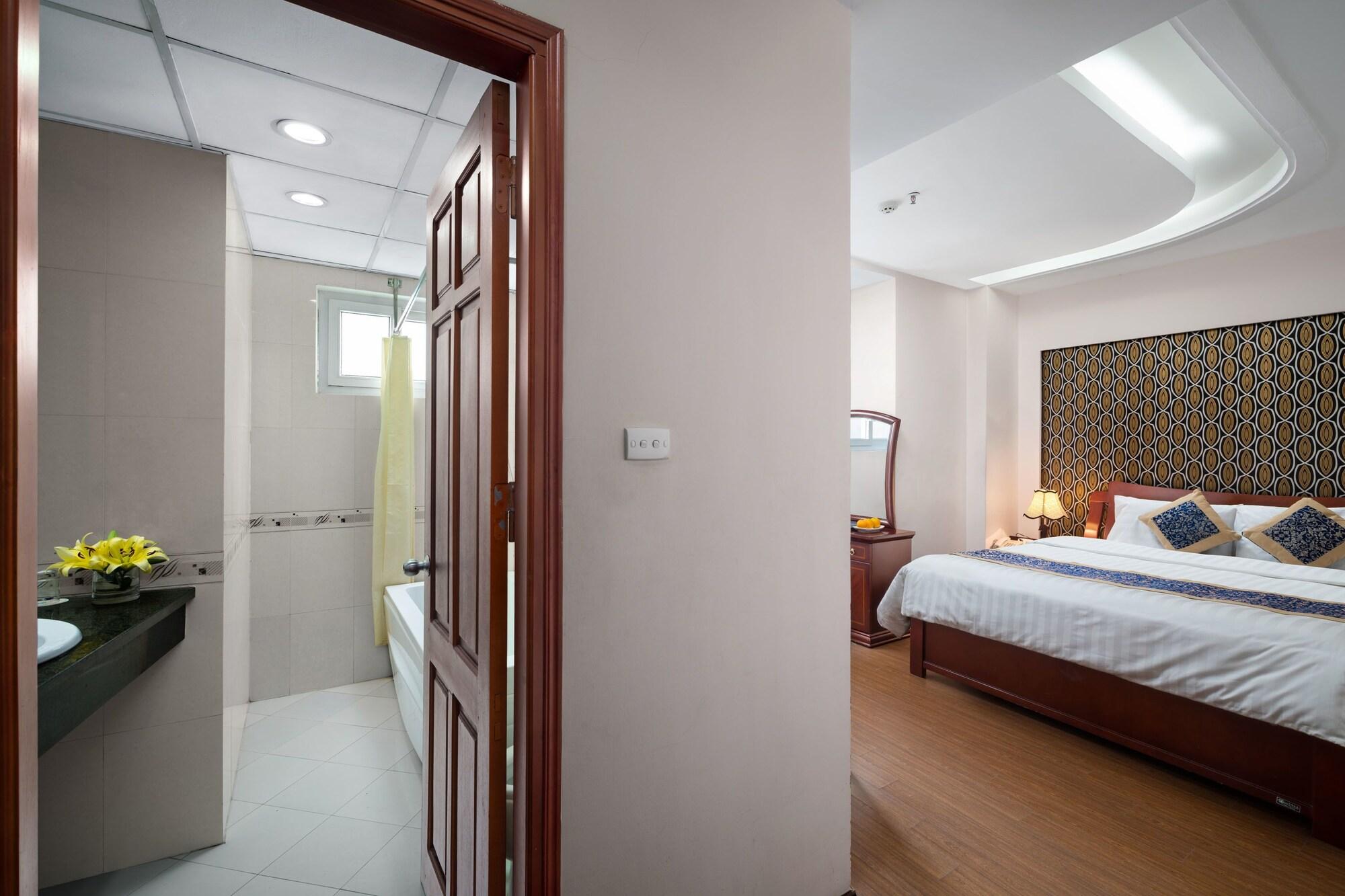 Lakeside Palace Hotel Hanoi Bagian luar foto