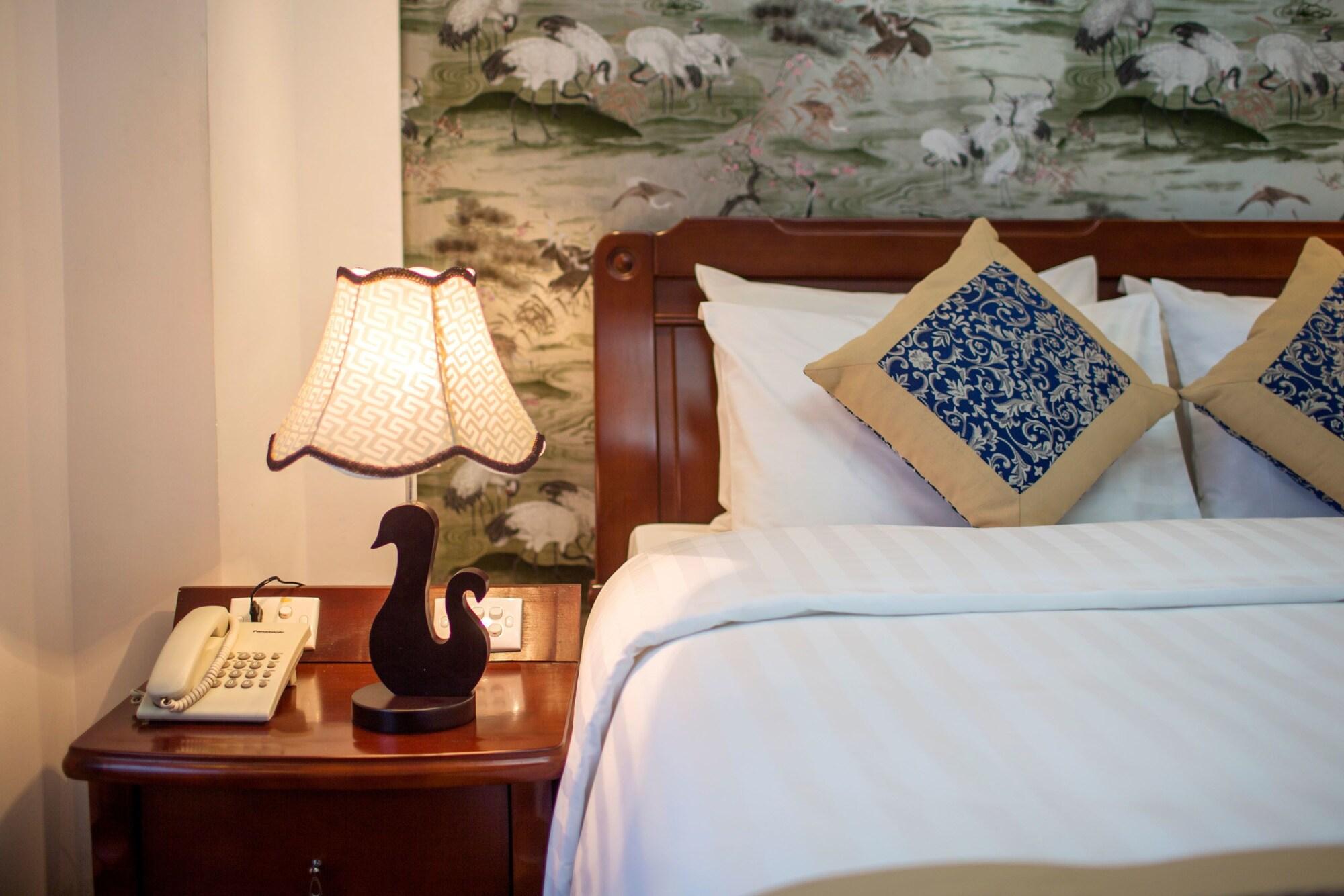 Lakeside Palace Hotel Hanoi Bagian luar foto