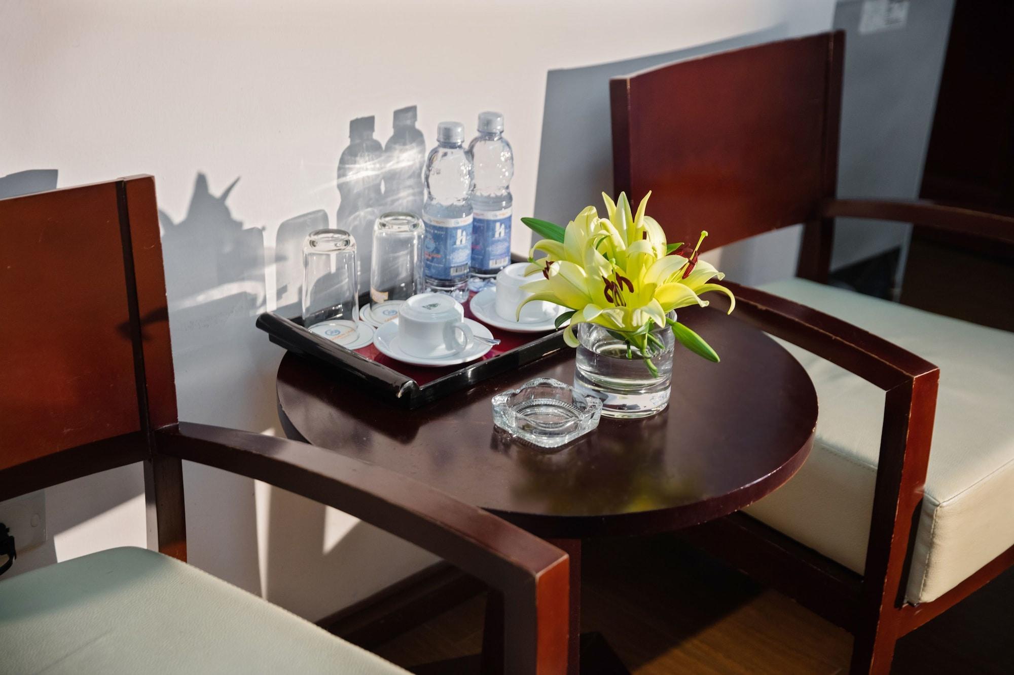 Lakeside Palace Hotel Hanoi Bagian luar foto