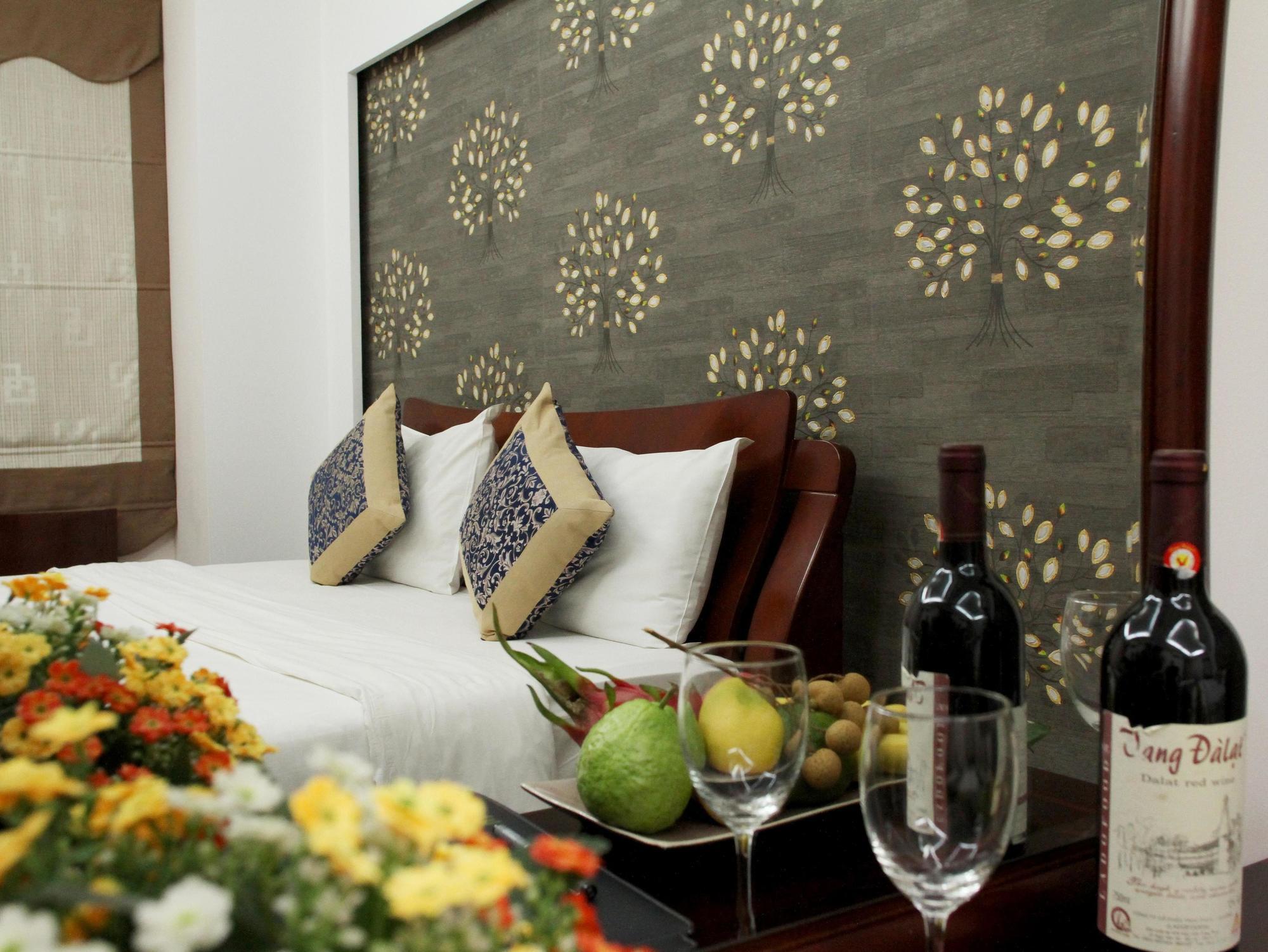Lakeside Palace Hotel Hanoi Bagian luar foto