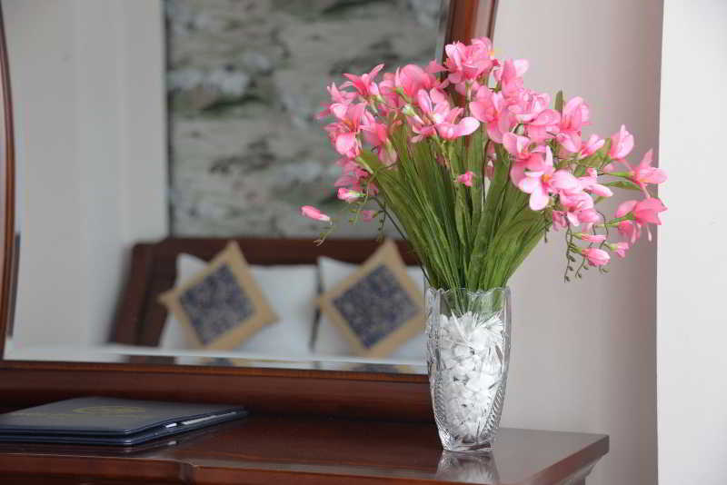 Lakeside Palace Hotel Hanoi Bagian luar foto