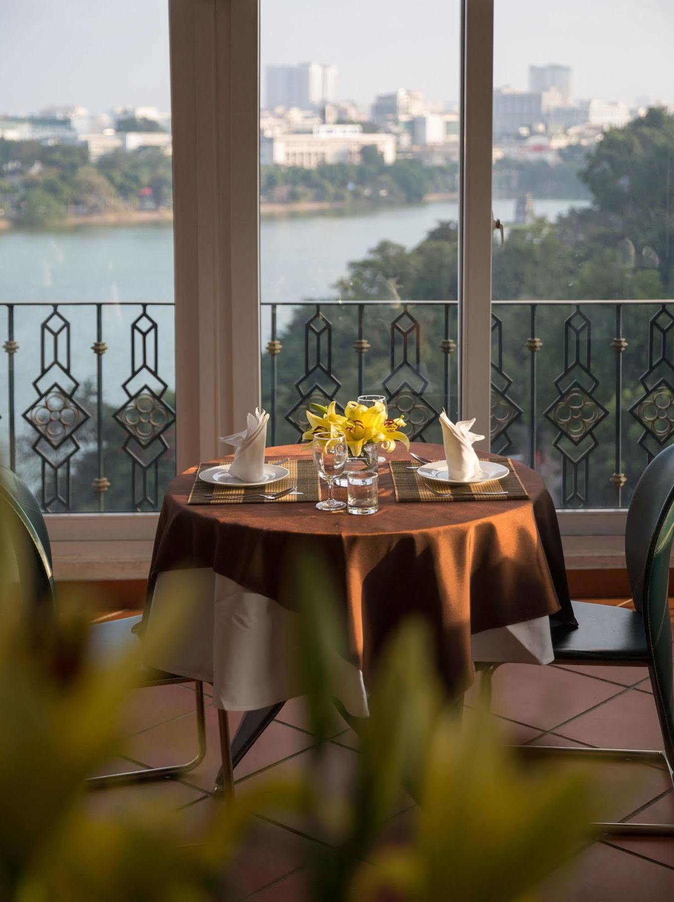 Lakeside Palace Hotel Hanoi Bagian luar foto