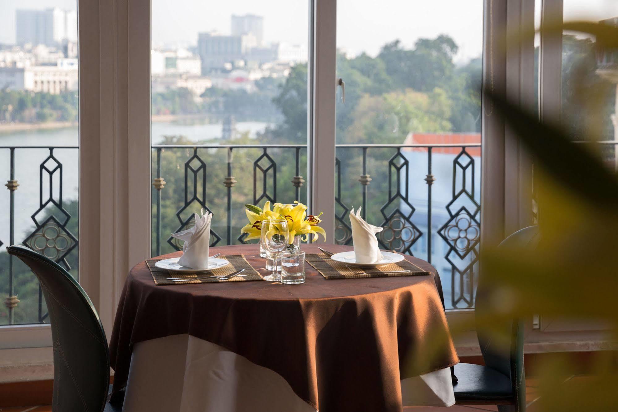Lakeside Palace Hotel Hanoi Bagian luar foto