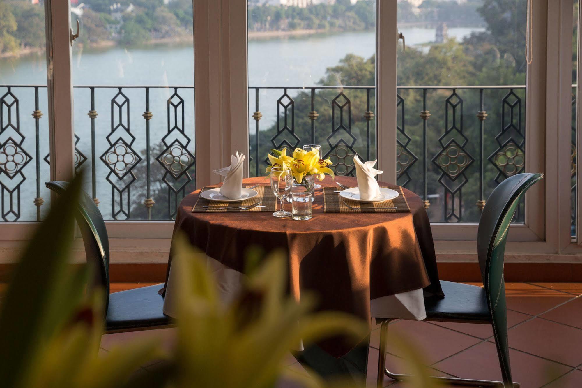 Lakeside Palace Hotel Hanoi Bagian luar foto