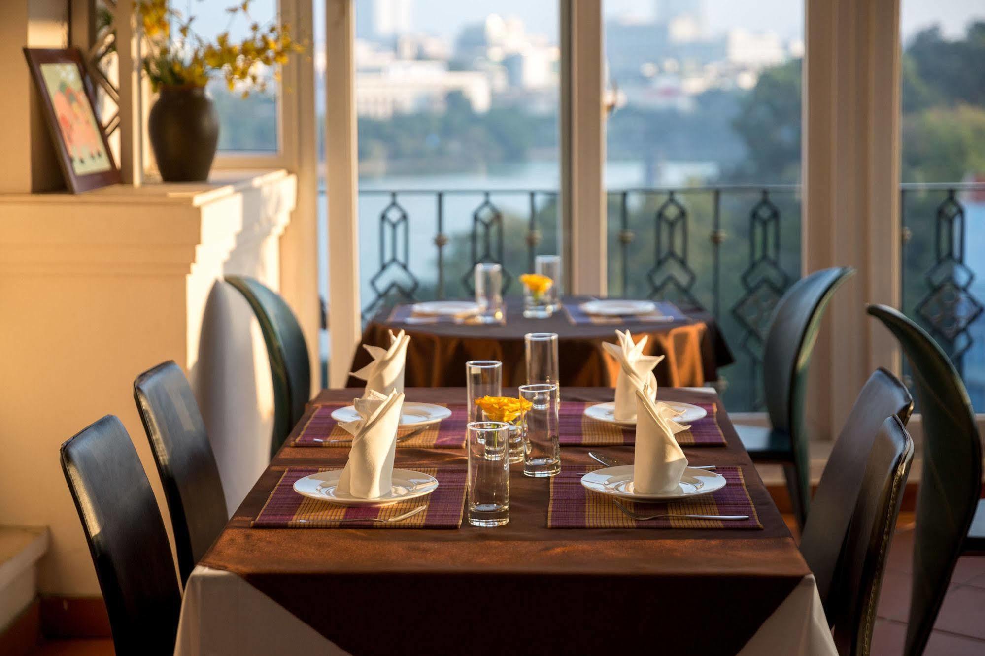 Lakeside Palace Hotel Hanoi Bagian luar foto